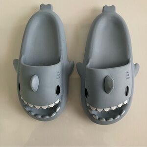 Shark Slides Gray men’s 7.5 Size 40-41 Lightly Worn Vacation Pool Beach